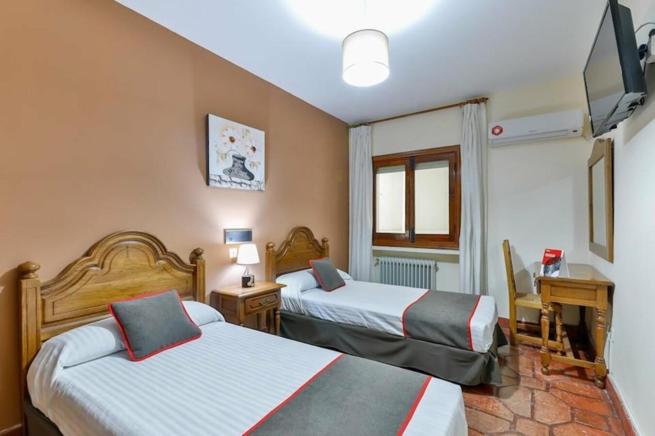 Hostal Alfonso XI Γουαδελούπη Εξωτερικό φωτογραφία
