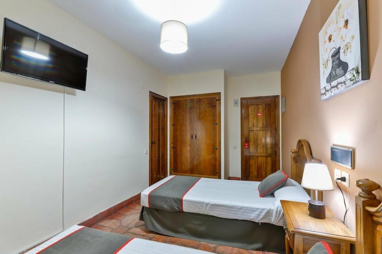 Hostal Alfonso XI Γουαδελούπη Εξωτερικό φωτογραφία